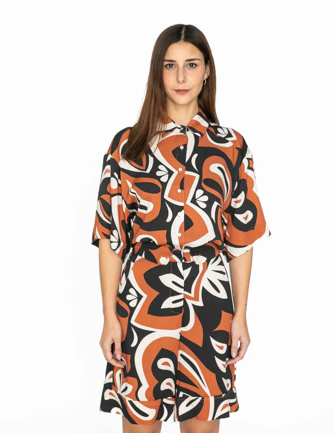 CAMISA ESTAMPADO ABSTRACTO MARRON SKATIE