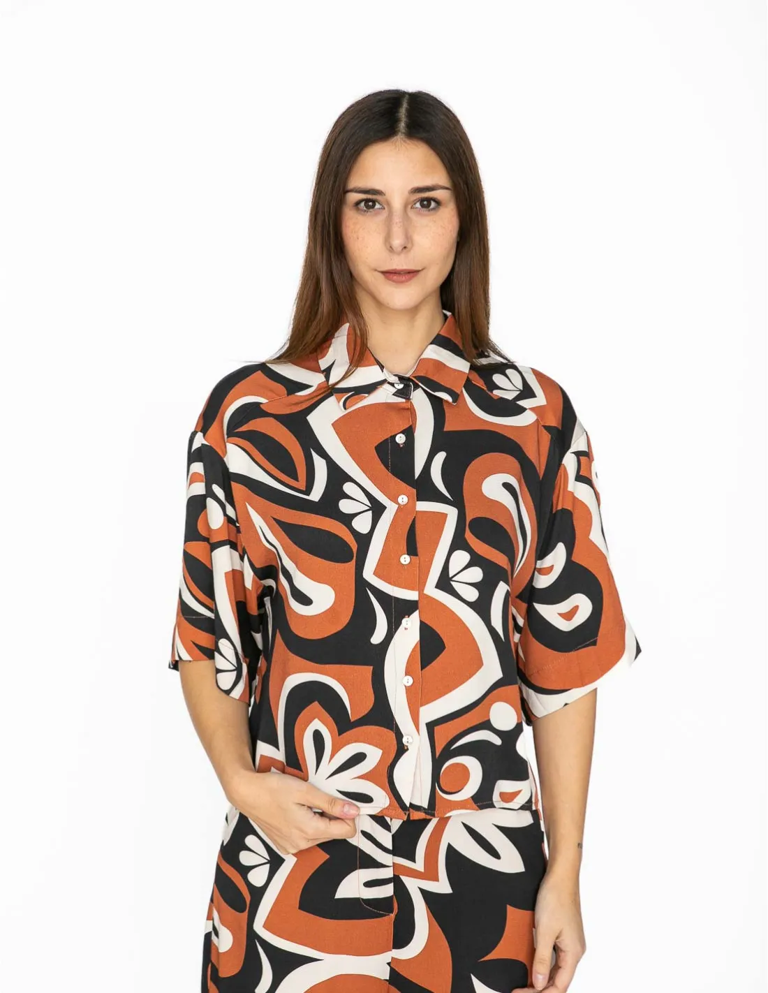 CAMISA ESTAMPADO ABSTRACTO MARRON SKATIE