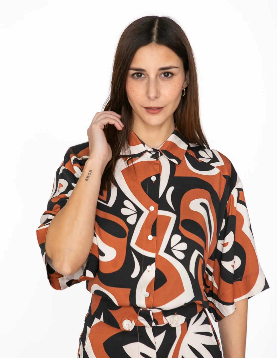 CAMISA ESTAMPADO ABSTRACTO MARRON SKATIE