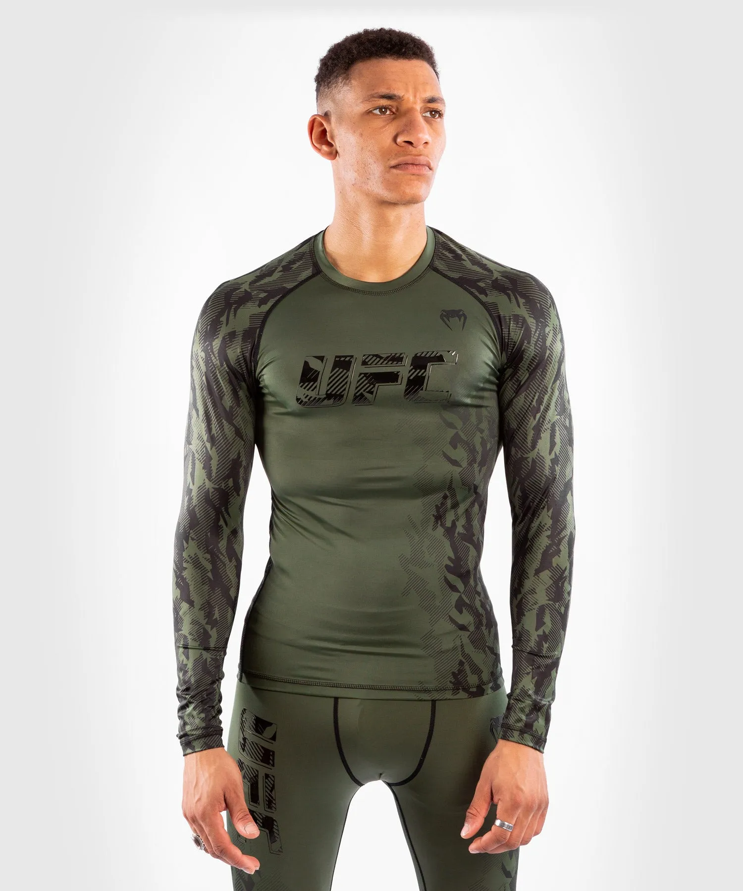 Camiseta De Compresión Manga Larga Para Hombre UFC Venum Authentic Fight Week Performance - Caqui