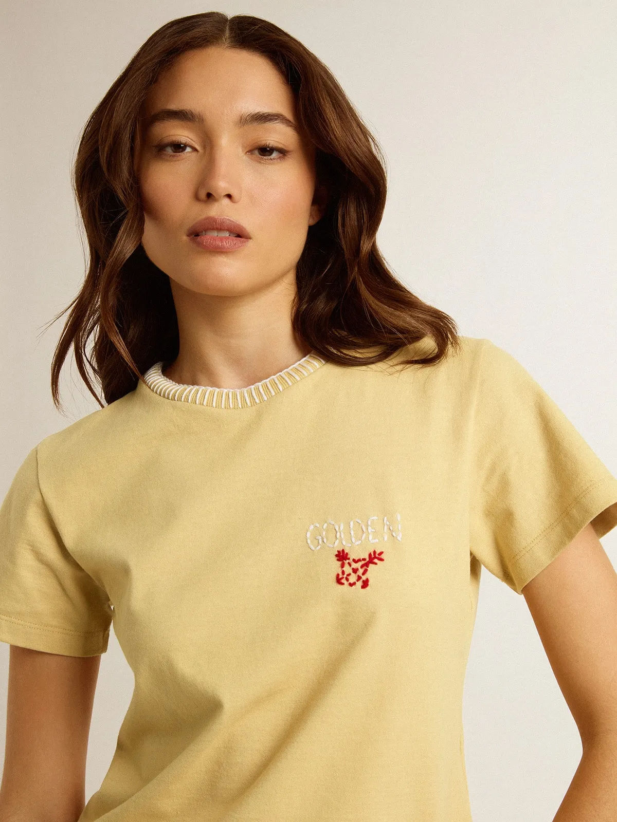 Camiseta de mujer en tejido jersey de algodón con bordado en el cuello y el corazón