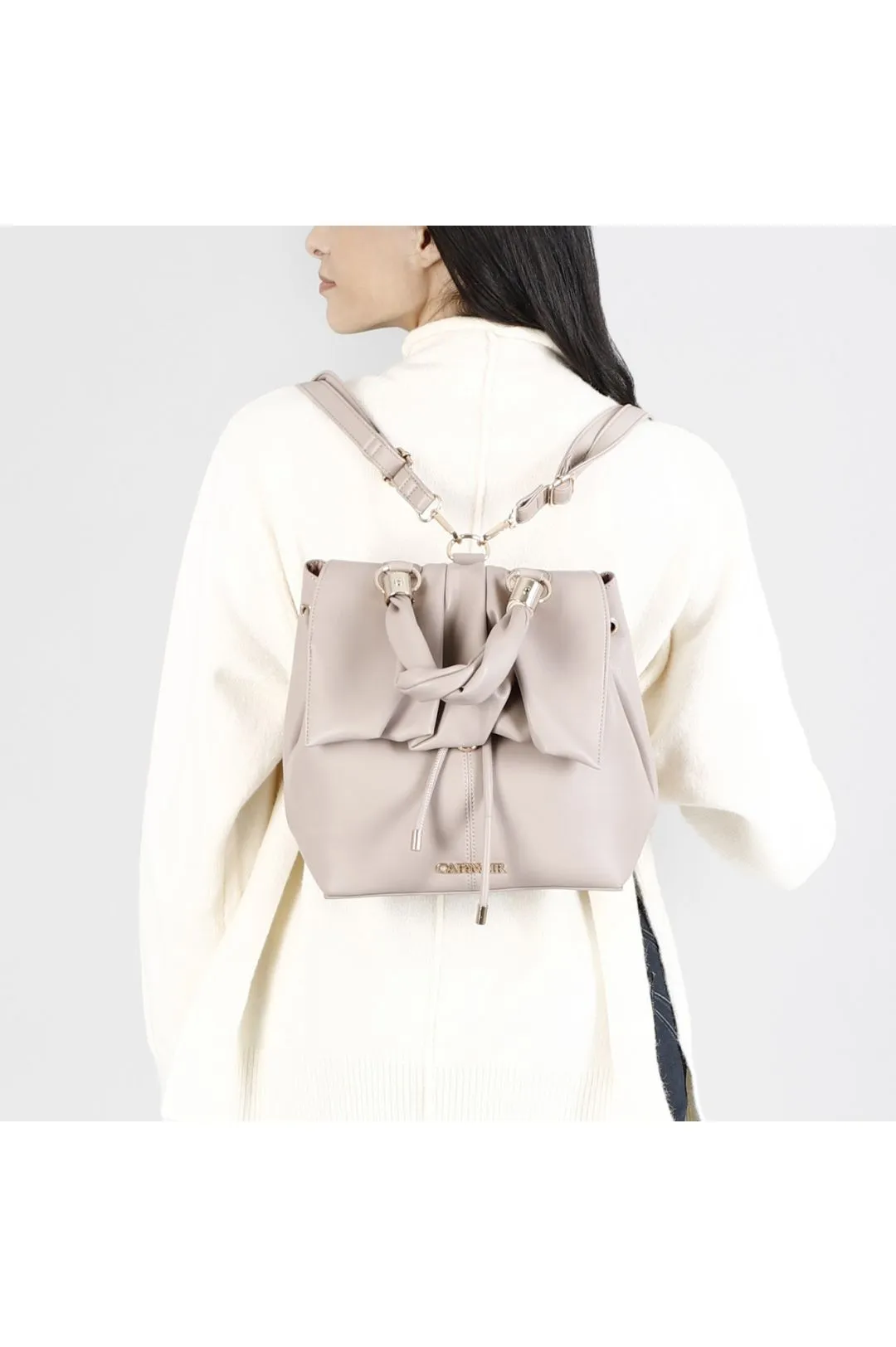 mochilas con pliegues suaves beige