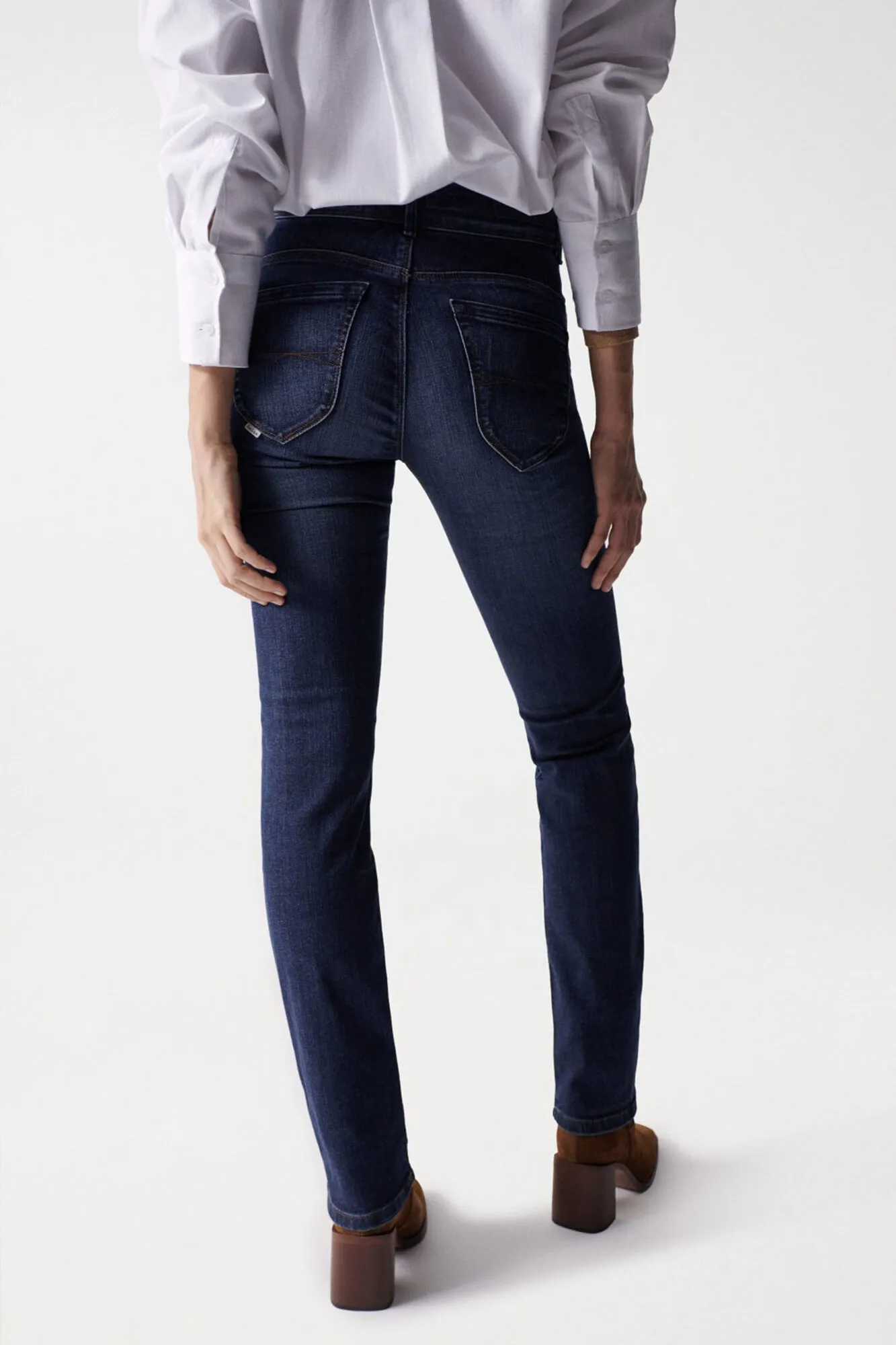 Secret push-in slimming-effect washed jeans