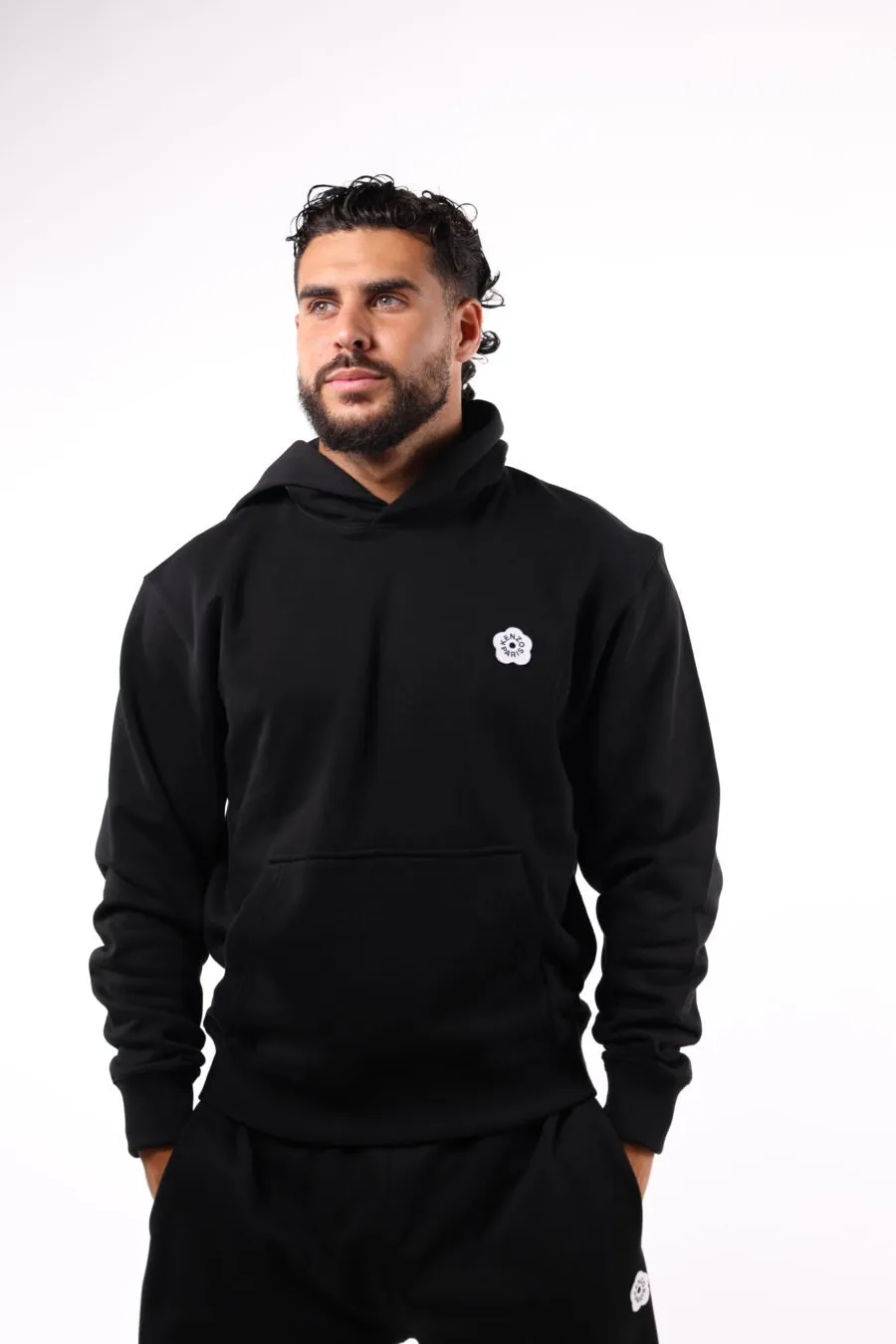 Sudadera negra con capucha 