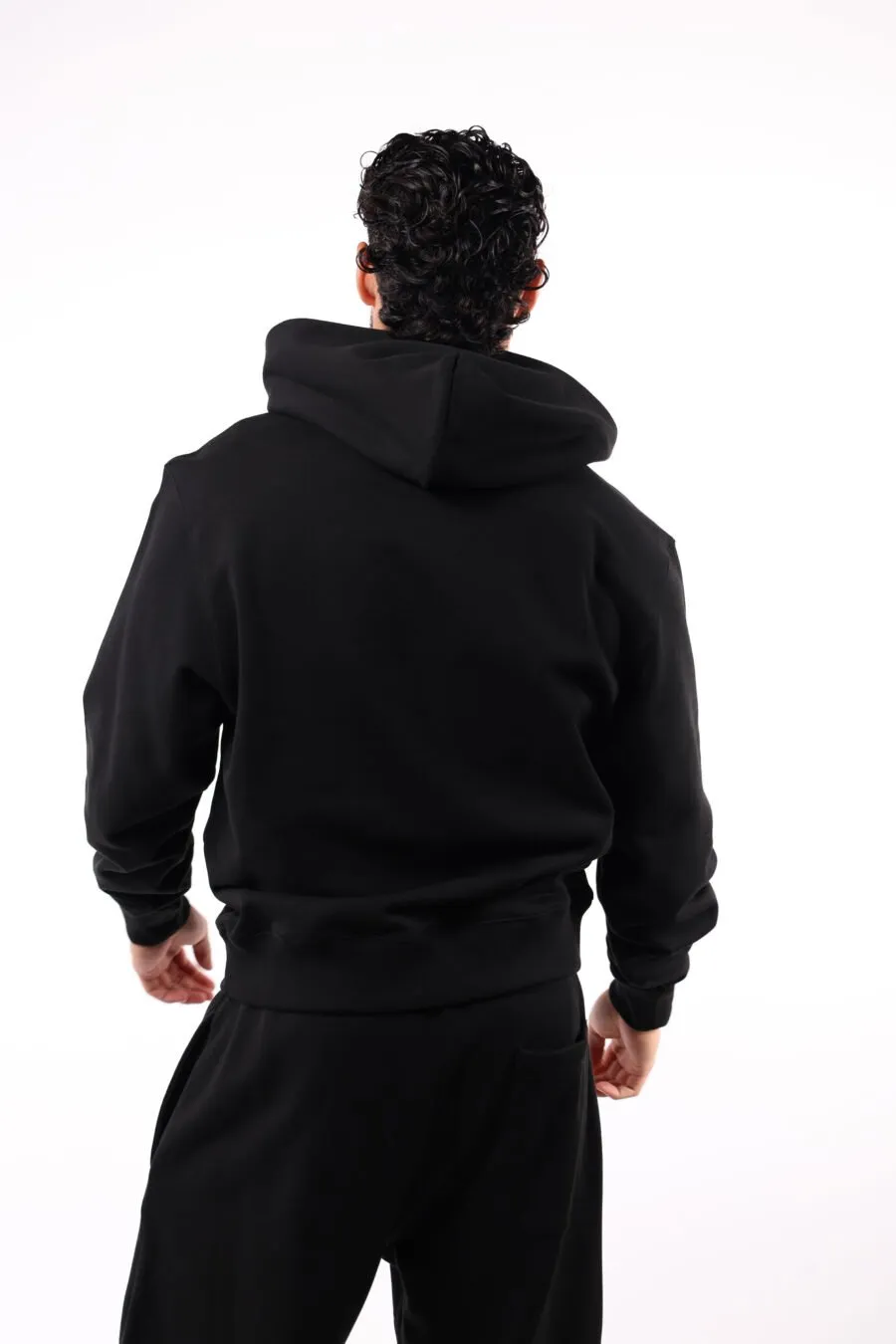 Sudadera negra con capucha 