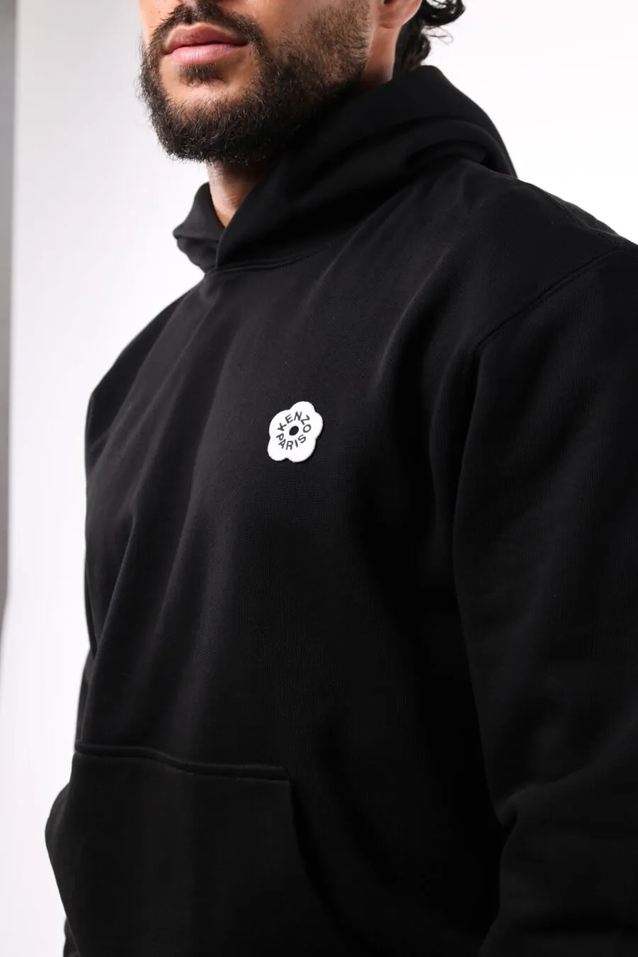 Sudadera negra con capucha 