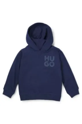 Sudadera para niños en algodón con capucha y detalle de logo apilado