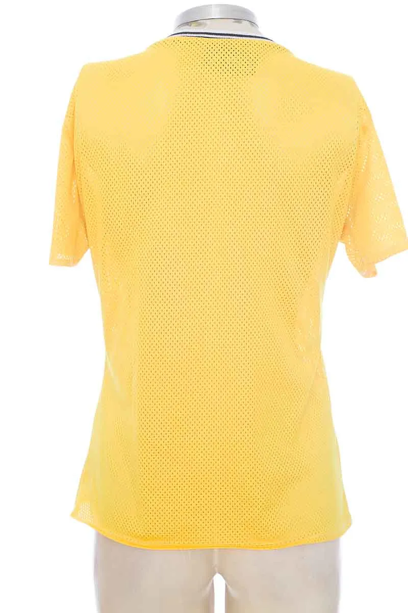 Top / Camiseta color Amarillo - Closeando