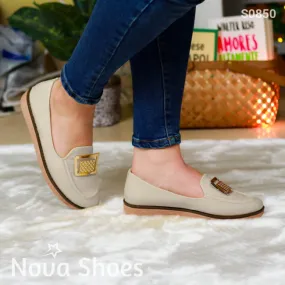 Zapato bajito cerrado estilo mocasín, en cuerina