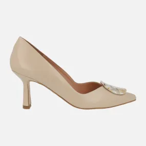 Zapatos de tacón en piel beige con adorno circular